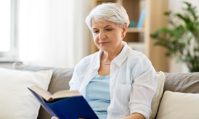 foto de mujer leyendo un libro