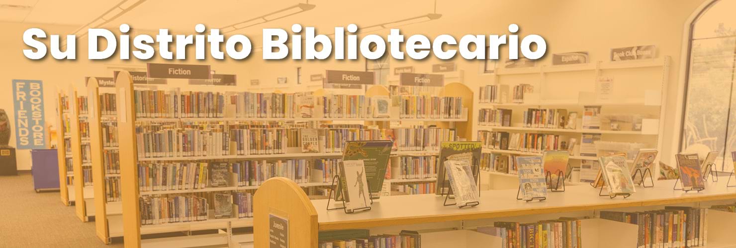 “Su Distrito Bibliotecario” banner sobre una imagen en el fondo del interior de una biblioteca pública con estanterías de ficción y demostraciones de libros.